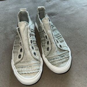 Blowfish women’s Textured Gray Slip-On Sneakers